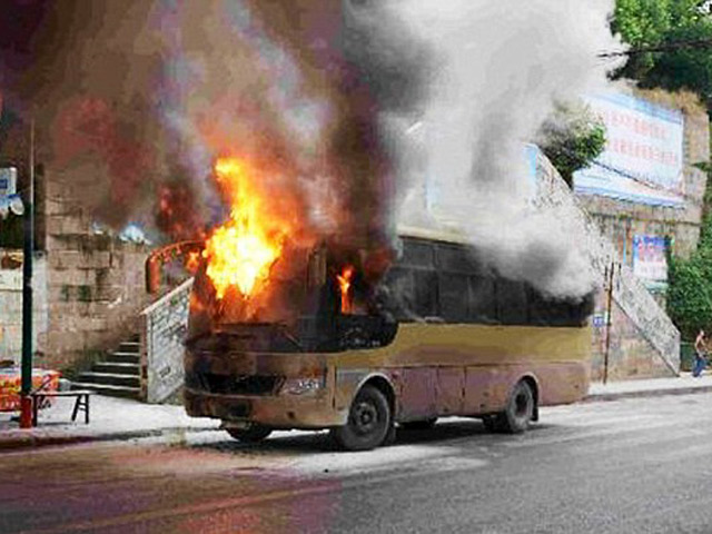 Thế giới - Video: Đầu bếp ném bình gas cháy ra phố, thiêu rụi xe bus