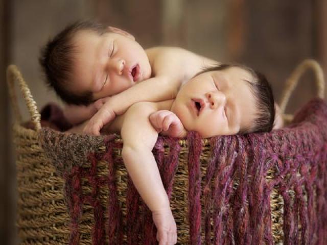 Bạn trẻ - Cuộc sống - Clip: Bố mẹ khốn đốn "vật lộn" chăm hai con sinh đôi