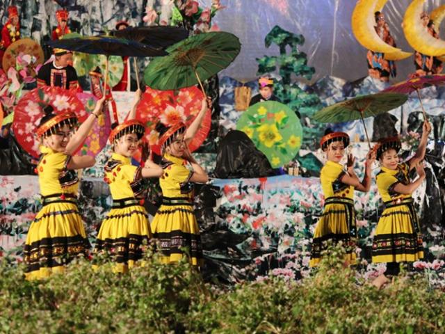 Du lịch - Du khách đội mưa dự khai hội "Tam giác mạch" Hà Giang