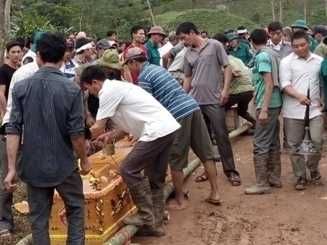Tin tức trong ngày - Xé lòng tiễn đưa 3 bố con trong thảm án ở Yên Bái