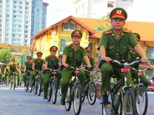 Tin tức trong ngày - Ngắm cảnh sát Huế tuần tra bằng xe đạp