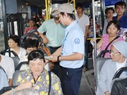 Tin tức Việt Nam - TP.HCM: &quot;Xe buýt như... thằn lằn cắn vào đuôi&quot;