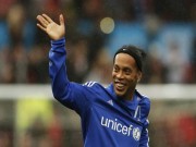 Bóng đá - Ronaldinho diễn “lườm rau gắp thịt” ở Old Trafford