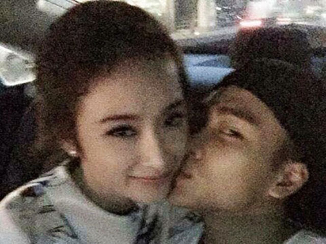 Đời sống Showbiz - Facebook sao 15/11: Phương Trinh được "bạn trai" hôn má