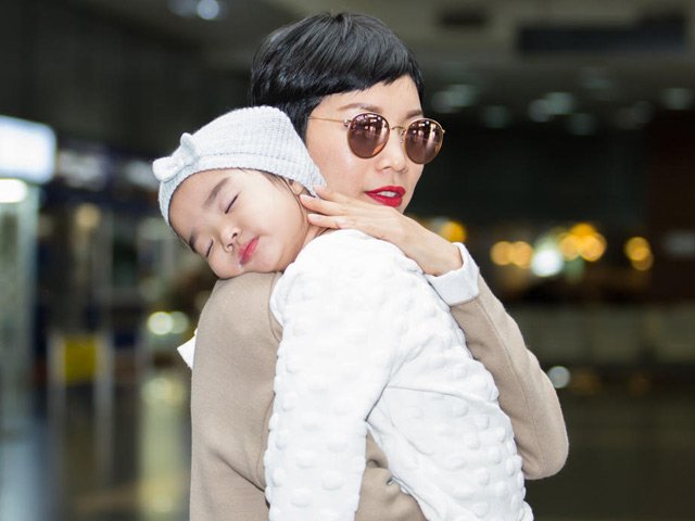 Người mẫu - Hoa hậu - "Thiên thần nhỏ" của Xuân Lan ngủ ngoan trên vai mẹ