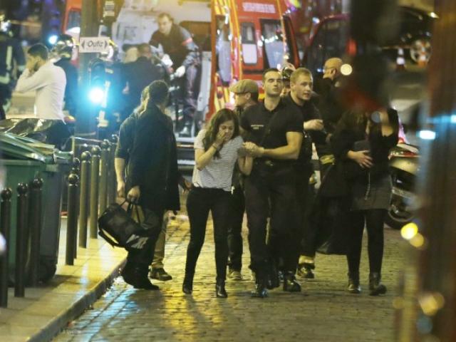 Những hình ảnh ấm lòng sau vụ khủng bố đẫm máu ở Pháp