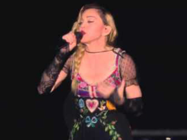 Madonna rơi nước mắt trước thảm kịch tại Paris