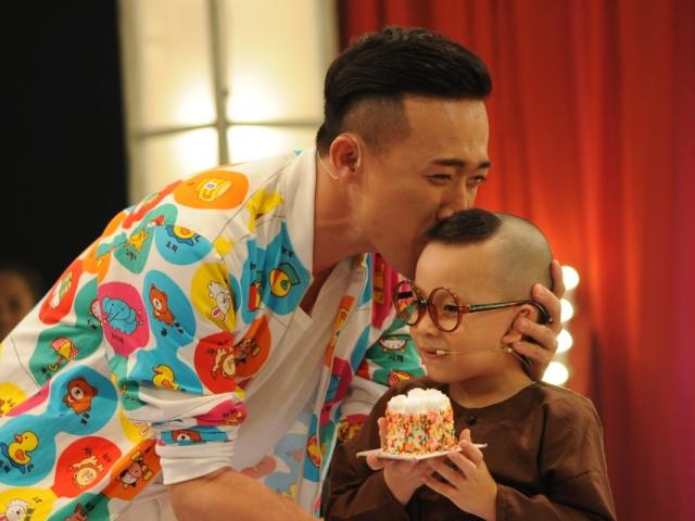 Giải trí - Cười lăn lộn với cậu bé 4 tuổi "ẵm" 40 triệu từ Trấn Thành