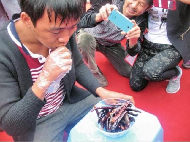 ”Vã mồ hôi” xem cuộc thi ăn ớt giỏi nhất Trung Quốc