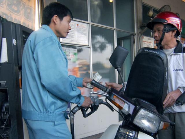 Thị trường - Tiêu dùng - Kêu khó giảm giá xăng dầu là DN đang “gây áp lực”