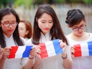 Bạn trẻ - Cuộc sống - Sinh viên Thủ đô chụp ảnh kỷ yếu cầu nguyện cho Paris