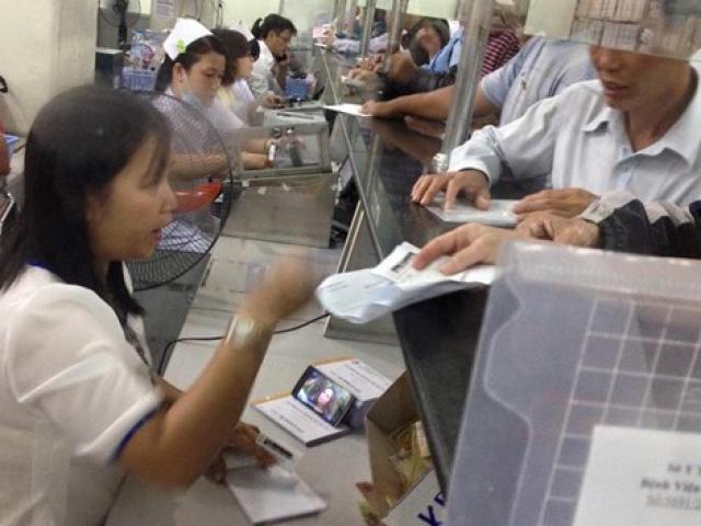 Tin tức Việt Nam - Đình chỉ công tác nhân viên vừa thu viện phí vừa xem phim