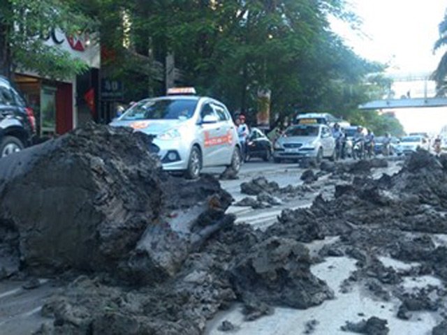Tin tức trong ngày - HN: Truy ra thủ phạm đổ bùn ngập đường Trần Duy Hưng