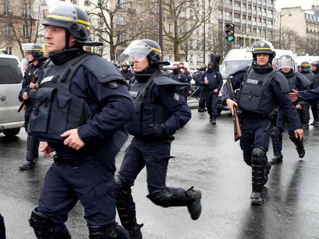 Cảnh sát đấu súng một mất một còn với khủng bố Paris