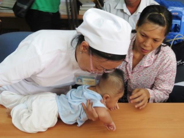 Tin tức trong ngày - Bé bị đâm thấu sọ bị viêm màng não mủ, phải nhập viện