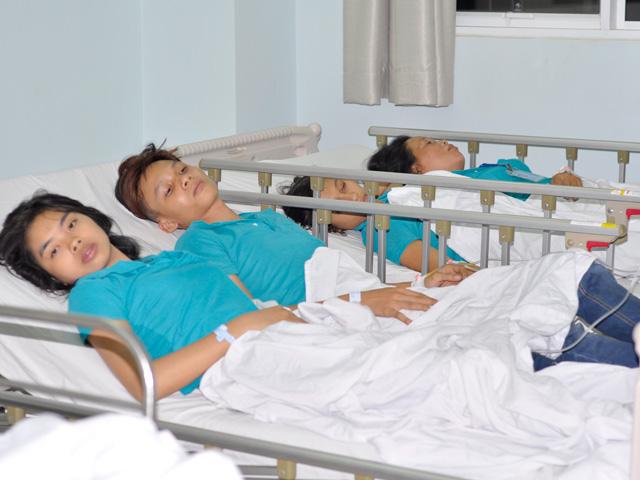 Tin tức Việt Nam - Đình chỉ bếp ăn tập thể sau vụ hàng trăm công nhân ngộ độc