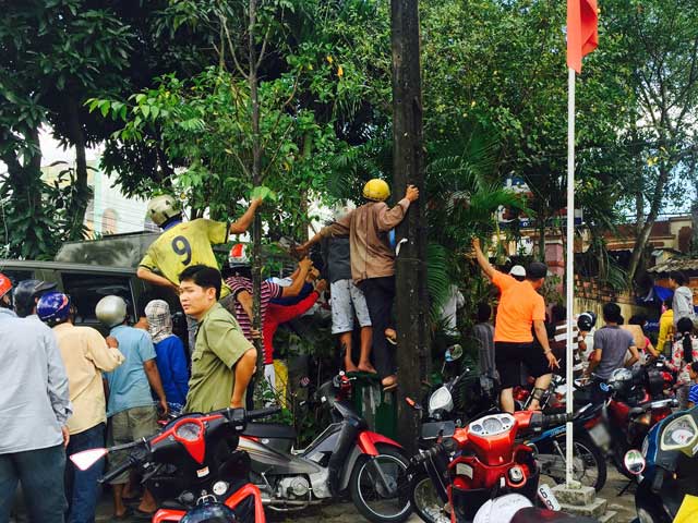 Pháp luật - Hàng trăm người xem kẻ giết gái bán dâm "diễn" lại tội ác