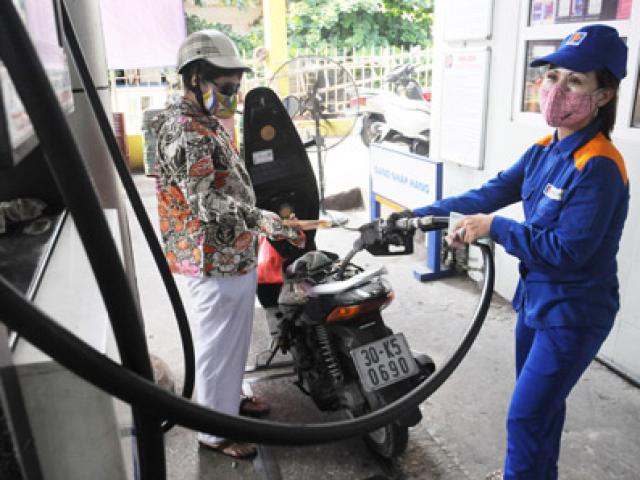 Thị trường - Tiêu dùng - Giảm giá “nhỏ giọt”, DN xăng dầu công bố lãi lớn