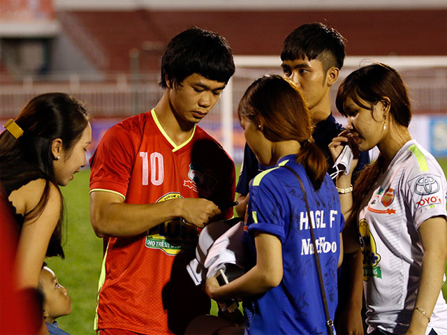 Bóng đá - Fan nữ tràn xuống sân "quây" Công Phượng, Tuấn Anh