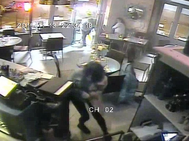 Video mới công bố: IS xối đạn vào nhà hàng ở Paris
