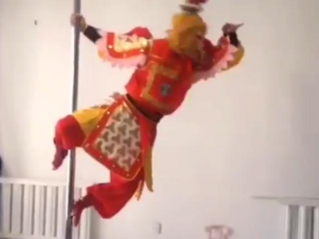 Phi thường - kỳ quặc - Clip "Tôn Ngộ Không"... múa cột siêu đẳng