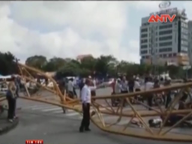 Video An ninh - Hiện trường kinh hoàng vụ sập cần cẩu hơn 70m