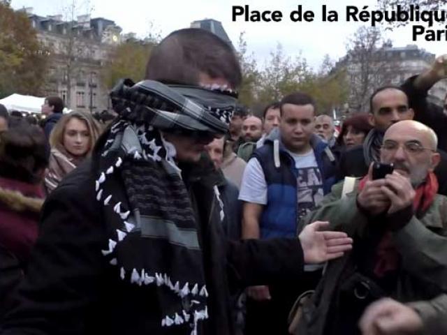 Nam thanh niên Hồi giáo ở Paris xin được người lạ ôm