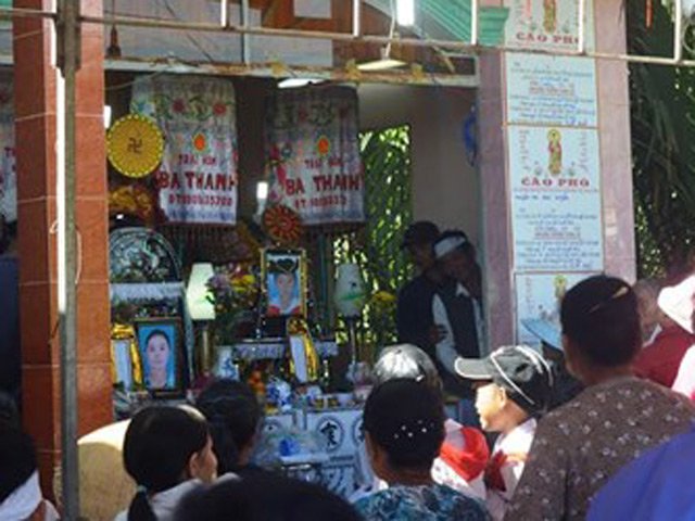 Tin tức trong ngày - Vụ án ở Long An: Rớt nước mắt cảnh chồng tê dại ôm di ảnh vợ