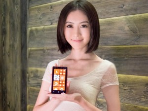 Thời trang Hi-tech - Mỹ nữ xinh như mộng bên smartphone Lumia