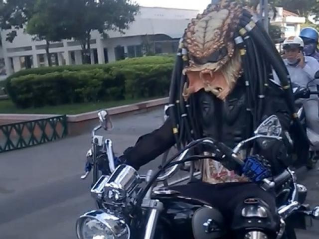 Tin tức trong ngày - Xuất hiện "quái vật" đại náo đường phố Sài Gòn