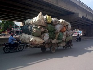 Tin tức Việt Nam - Phát hoảng &quot;siêu xe cồng kềnh đại náo&quot; đường phố Thủ đô