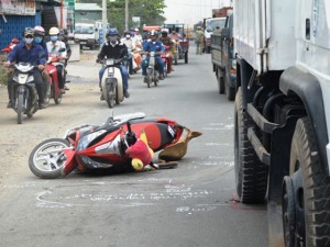 Tin tức trong ngày - Đụng “hung thần”, cả gia đình gặp nạn