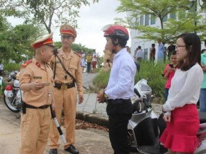 Tin tức trong ngày - Chuyện cổ tích của cậu bé ung thư ước mơ làm CSGT