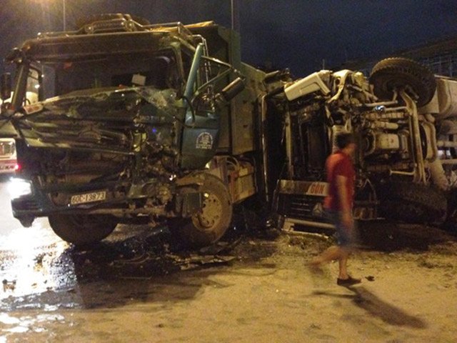 Tin tức trong ngày - TP.HCM: Xe bồn nổ bánh trên xa lộ, hai tài xế nhập viện