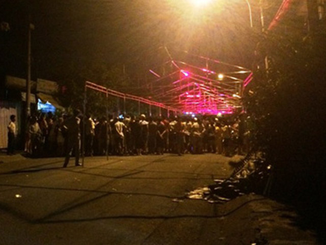 Tin tức trong ngày - Tránh rạp đám cưới, xe cẩu tông 6 người thương vong