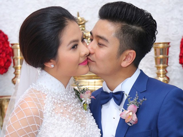 Vân Trang ngọt ngào ”khóa môi” chú rể trong lễ đính hôn