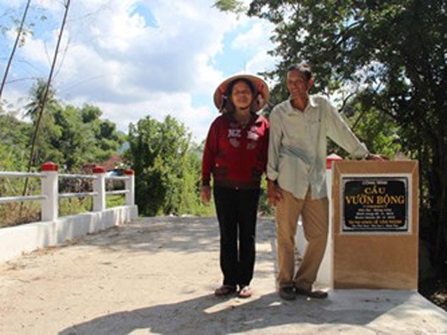 Tin tức trong ngày - Lão nông ở nhà nát, bỏ trăm triệu xây cầu cho dân