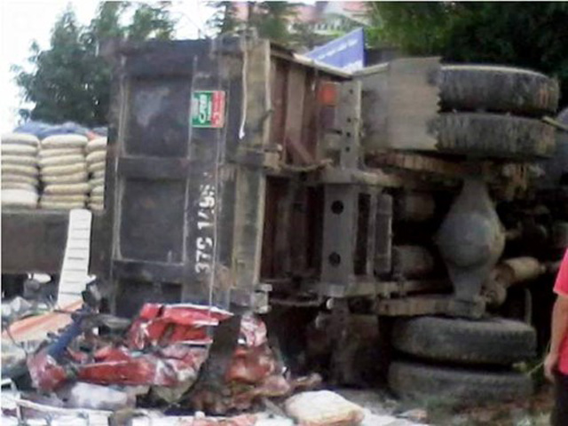 Tin tức trong ngày - Xe tải lao vào nhà dân, hai người kẹt cứng trong cabin