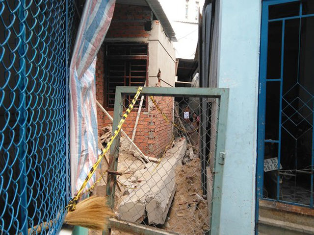 Tin tức trong ngày - Máng xối bê-tông đổ sập, đè trúng 2 thợ xây