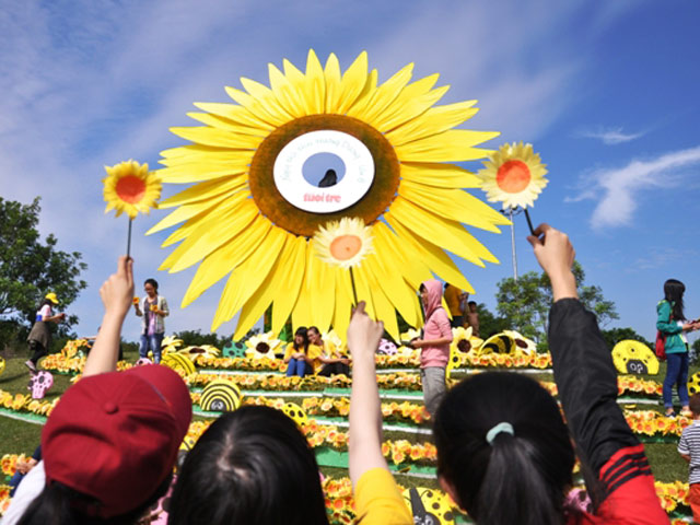 Tin tức trong ngày - Đóa hoa hướng dương khổng lồ ở TP.HCM