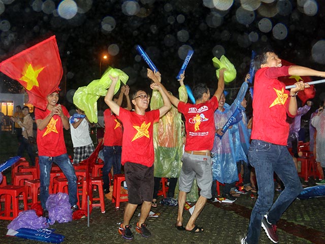 Bóng đá - CĐV Biên Hoà đội mưa, “lăn xả” cùng U21 Việt Nam