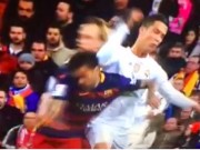 Video bóng đá hot - Ronaldo đánh cùi chỏ Alves