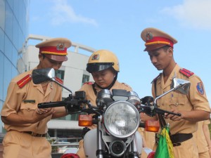 Tin tức trong ngày - Cậu bé ung thư làm CSGT: “Đợi con lớn đã!”