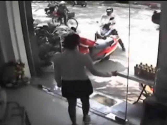 Pháp luật - Trộm "nhảy" xe máy trước mặt nữ nhân viên cửa hàng