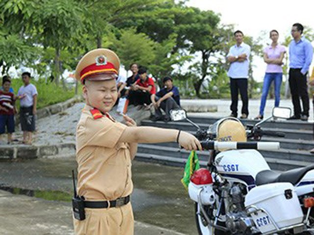 Tin tức Việt Nam - Người giúp cậu bé ung thư "làm" CSGT nói gì?