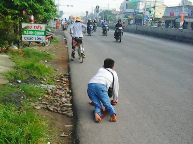 Tin tức Việt Nam - Tật nguyền còn bị cướp vé số