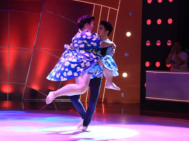 Làm đẹp cùng sao - "Hot girl trăm ký" được bế bổng trên sân khấu