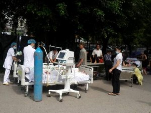 Tin tức trong ngày - HN: Cháy bệnh viện, bắc thang cứu bệnh nhân mắc kẹt