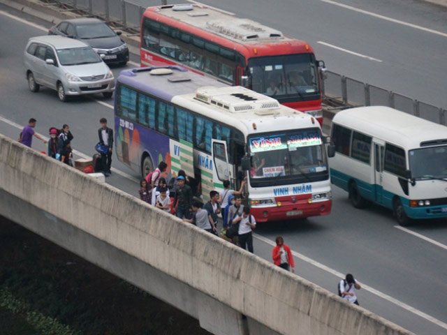 Tin tức trong ngày - Clip xe không vào bến, náo loạn đường trên cao HN