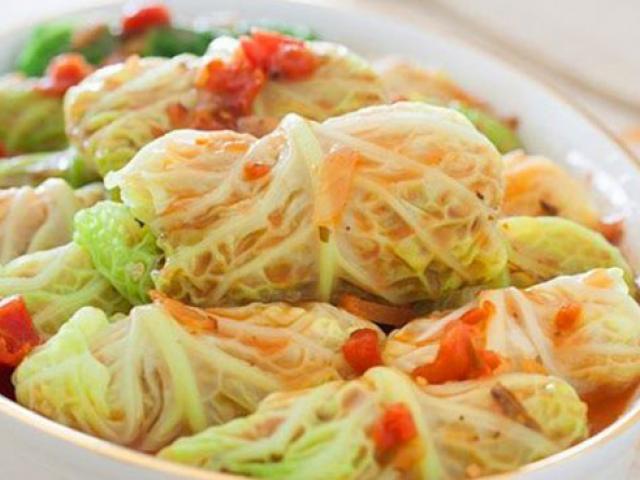 Ẩm thực - Ngon ngất ngây bắp cải cuộn thịt sốt cà chua